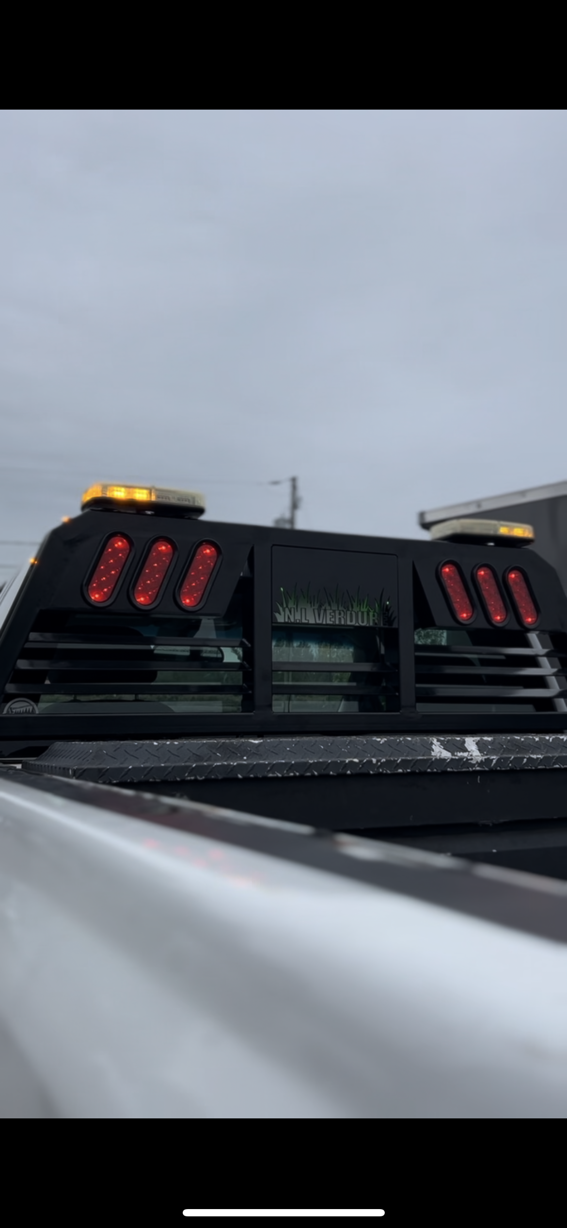 backrack fabriqué au Québec avec trois lumières en angle et logo personnalisé sur mesure