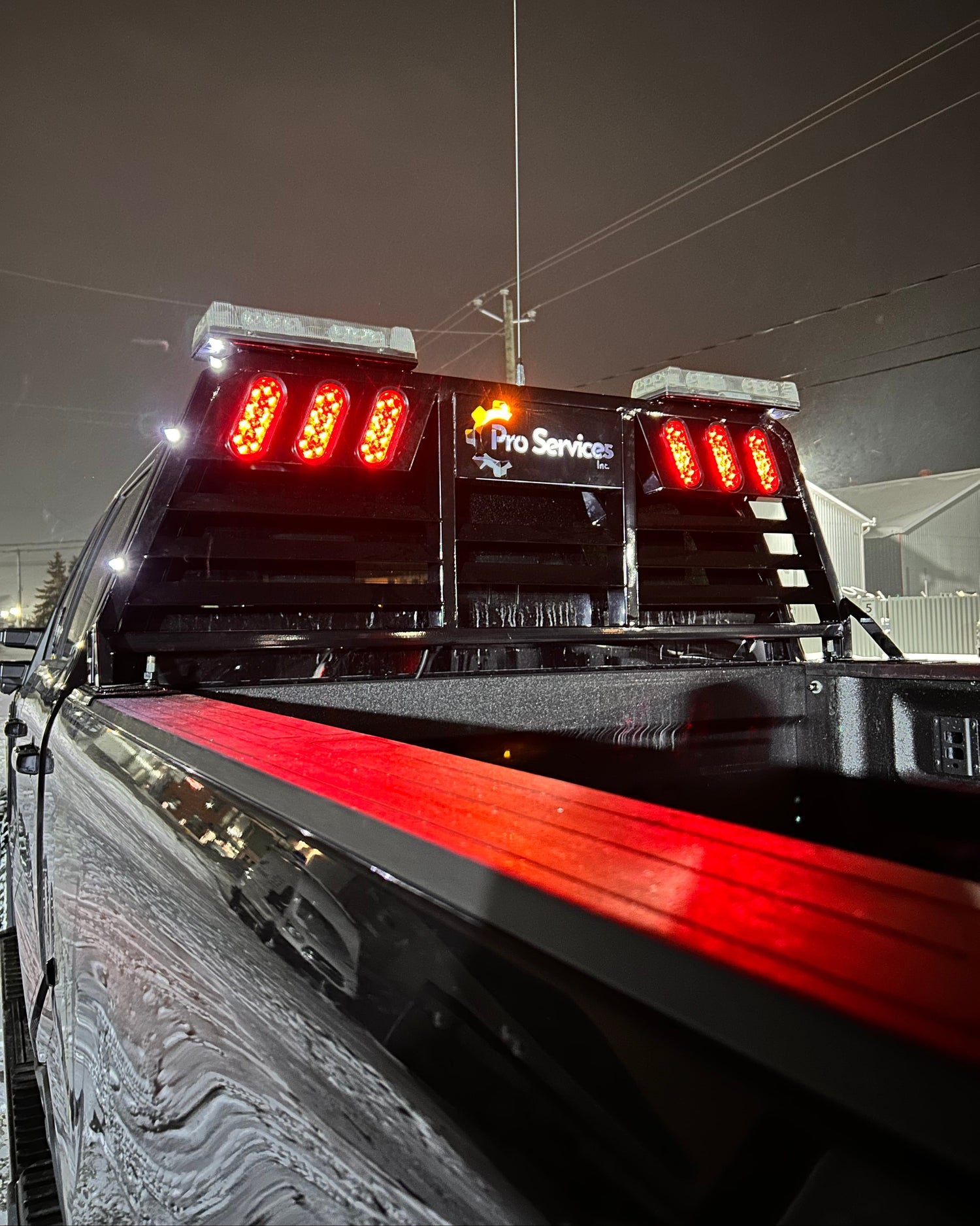 Backrack sur mesure avec logo découpé et trois lumières intégrées, fabriqué par HDR Industries