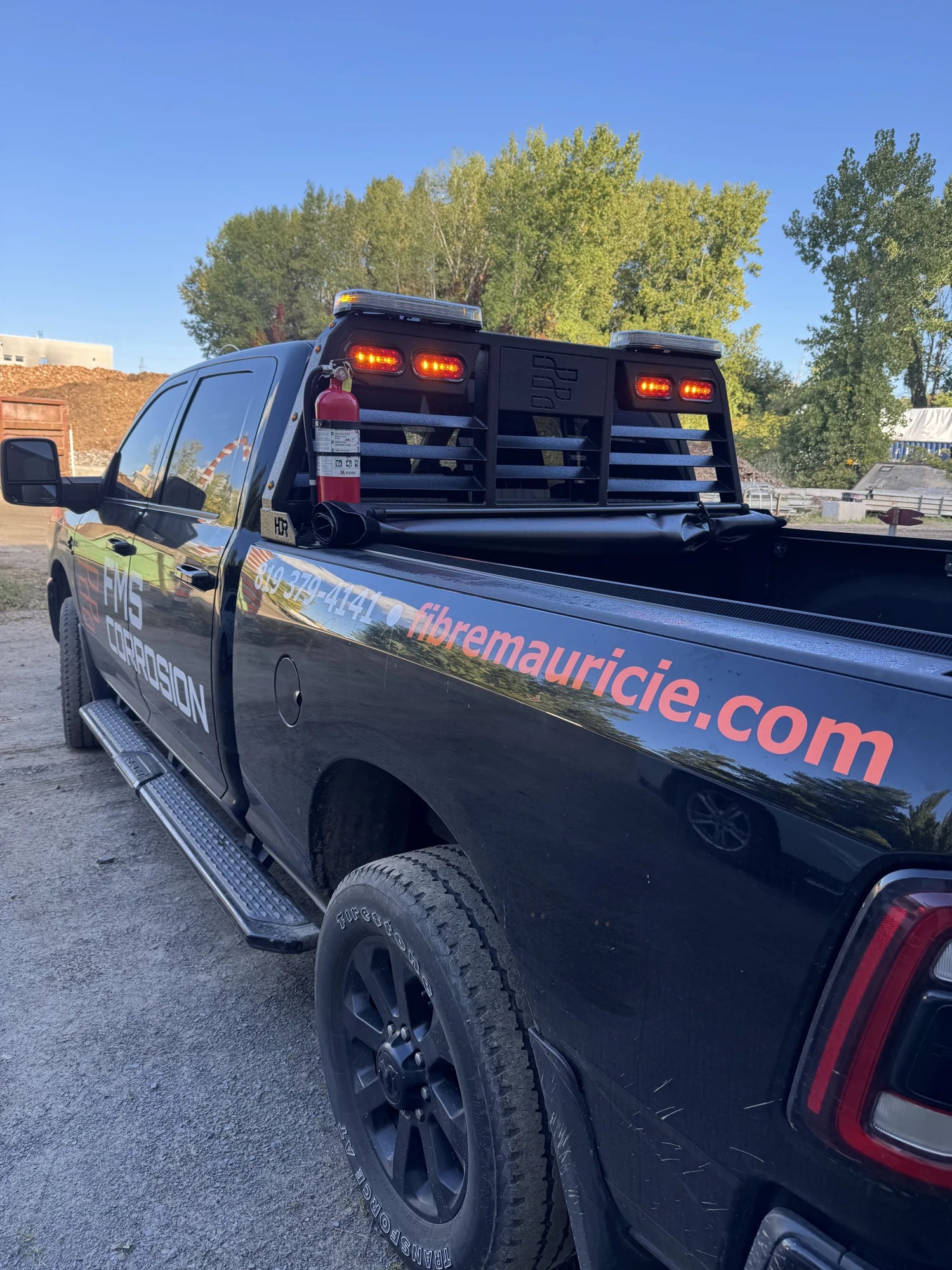 Le rack installé sur le Ram 2500 2025 de Fibre Mauricie / FMS Corrosion.
